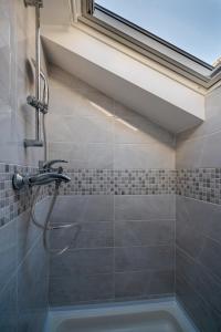 bagno con vasca e finestra di Apartments Luka, Punta Jurana a Korčula