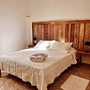 een slaapkamer met een bed met twee handdoeken erop bij casa de mineiro in Tiradentes