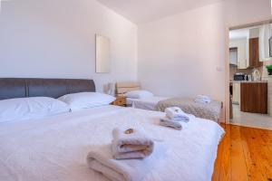 ein Schlafzimmer mit einem Bett mit Handtüchern darauf in der Unterkunft Apartments Luka, Punta Jurana in Korčula