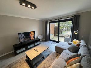 Μια τηλεόραση ή/και κέντρο ψυχαγωγίας στο 2 bedroom House with Parking & Garden