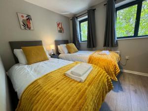 Ένα ή περισσότερα κρεβάτια σε δωμάτιο στο 2 bedroom House with Parking & Garden