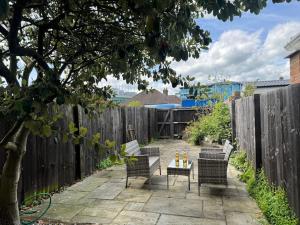 Κήπος έξω από το 2 bedroom House with Parking & Garden
