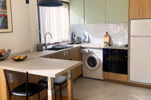 a kitchen with a washer and a sink and a dishwasher at Practical and cozy 29 m studio in Paris