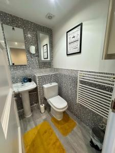 Ένα μπάνιο στο 2 bedroom House with Parking & Garden +10 φωτογραφίες
