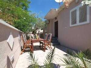 einen Holztisch und Stühle auf einer Terrasse in der Unterkunft Ferienhaus für 4 Personen ca 50 qm in Vinkuran, Istrien Istrische Riviera in Vinkuran