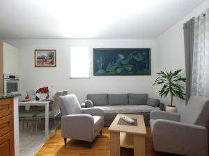 ein Wohnzimmer mit einem Sofa und einem Tisch in der Unterkunft Ferienhaus für 4 Personen ca 50 qm in Vinkuran, Istrien Istrische Riviera in Vinkuran