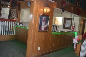 um quarto com uma foto de um homem na parede em Santa's Lodge em Santa Claus
