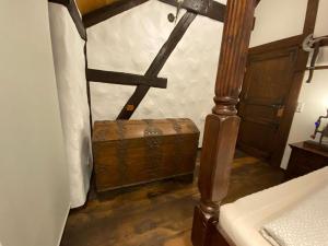 a room with a wooden floor with a trunk at Ferienhaus Waffenkammer für 7 Personen in Leppersdorf