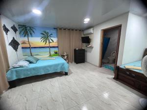 1 dormitorio con 1 cama y una pintura de playa en Bella Marcela, en Buenavista