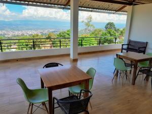 タラポトにあるBUNGAVILLA House Tarapotoのテーブルと椅子が備わる眺めの良い客室です。