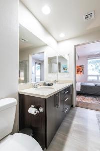 La salle de bains est pourvue d'un lavabo et de toilettes. dans l'établissement 2BR Modern Luxury Oasis WeHo, à Los Angeles