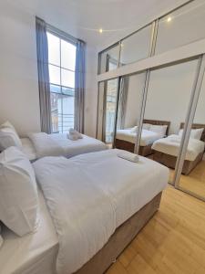 Posteľ alebo postele v izbe v ubytovaní Selfridges Deluxe Apartments