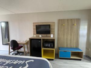 Televízia a/alebo spoločenská miestnosť v ubytovaní Days Inn by Wyndham Salina South