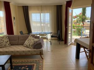 ein Wohnzimmer mit Sofa und Tisch in der Unterkunft Kaş Güzey apart 3+1 Doğa ve deniz manzaralı in Kaş