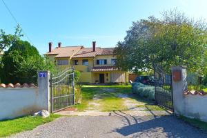duży dom z bramą przed nim w obiekcie Ferienhaus für 7 Personen ca 120 qm in Grandici, Istrien Bucht von Raša w mieście Grandići