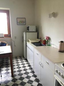 Kitchen o kitchenette sa Schlafzimmer und Kinderzimmer mit Verbindungstür