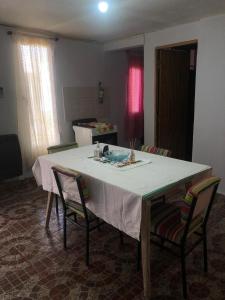 cocina con mesa blanca y sillas en una habitación en Amigo8 en La Punta