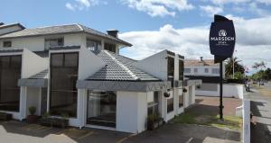 un edificio con una señal delante de él en Marsden Stay Rotorua en Rotorua