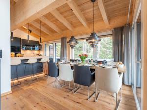 a kitchen and dining room with a table and chairs at JuJa Lodge in Turracher Hohe
