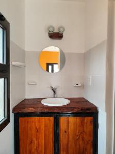uma casa de banho com um lavatório e um espelho em La Emilia em Cafayate