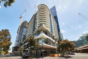 Un palazzo alto con gru in città di Docklands Convenient & Modern 1 Bed Apartment a Melbourne