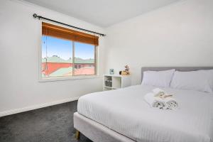 um quarto com uma cama branca e uma janela em Spacious Home in Newport em Newport