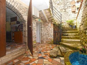 un edificio in pietra con scala e muro di pietra di Ferienhaus für 8 Personen ca 100 qm in Medulin, Istrien Südküste von Istrien a Medulin
