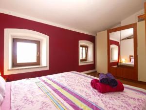 una camera da letto con un grande letto con due specchi di Ferienhaus für 8 Personen ca 100 qm in Medulin, Istrien Südküste von Istrien a Medulin Altre 14 foto