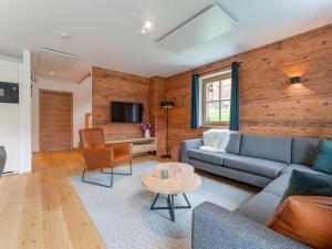 a living room with a couch and a table at Riesner Alpenlodge in Donnersbachwald