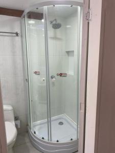eine Dusche mit Glastür im Badezimmer in der Unterkunft Apartamento Amoblado en Rodadero de Santa Marta in Rodadero