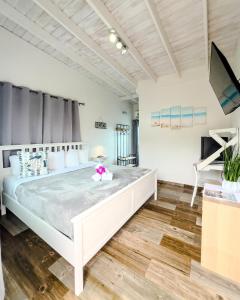 1 dormitorio blanco grande con 1 cama blanca grande en La Jamaca en La Parguera
