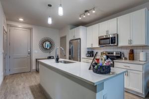 Fotografie z fotogalerie ubytování Spectacular Condo facing Riverwalk w Free Parking Pet Friendly Centrally Located on Riverwalk v destinaci San Antonio