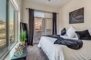Fotografie z fotogalerie ubytování Spectacular Condo facing Riverwalk w Free Parking Pet Friendly Centrally Located on Riverwalk v destinaci San Antonio