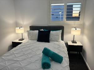Letto o letti in una camera di 2BR Apt Gungahlin Square Luxe Super Central Wifi Wine Secure Parking