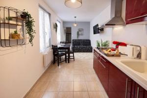 een keuken en een woonkamer met een tafel en stoelen bij LD - location Montluçon in Montluçon