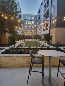 een binnenplaats met tafels en stoelen in een gebouw bij Spectacular Condo facing Riverwalk w Free Parking Pet Friendly Centrally Located on Riverwalk in San Antonio