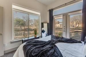 een slaapkamer met een bed en een groot raam bij Spectacular Condo facing Riverwalk w Free Parking Pet Friendly Centrally Located on Riverwalk in San Antonio +22 foto's