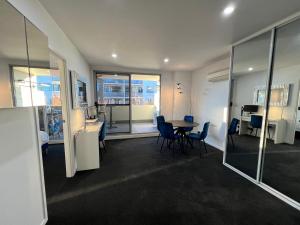 Foto dalla galleria di 2BR Apt Gungahlin Square Luxe Super Central Wifi Wine Secure Parking a Canberra