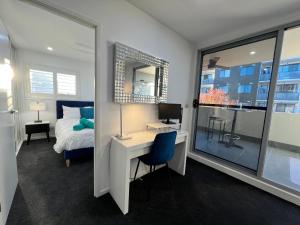 Letto o letti in una camera di 2BR Apt Gungahlin Square Luxe Super Central Wifi Wine Secure Parking
