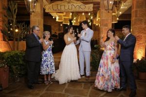 panna młoda i pan młody i ich wesele w obiekcie Hotel Hicasua y Centro de Convenciones w mieście Barichara