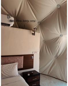 En eller flere senger på et rom på Rum Mere luxury camp