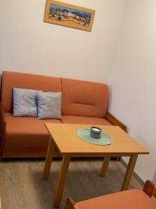 a living room with a couch and a coffee table at Bayerischer Wald auf 800m Höhe-Willkommen in Schöfweg