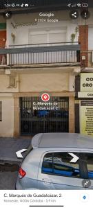 Apartamento centro de Córdoba في قرطبة: سيارة متوقفة أمام مبنى