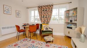 uma sala de estar com uma mesa de jantar e cadeiras em Prime Central London Apartment - Covent Garden em Londres