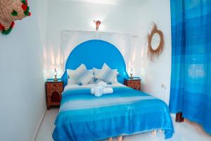 Ένα ή περισσότερα κρεβάτια σε δωμάτιο στο DAR CHEFCHAOUEN