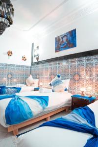 Ένα ή περισσότερα κρεβάτια σε δωμάτιο στο DAR CHEFCHAOUEN