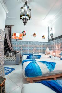 Ένα ή περισσότερα κρεβάτια σε δωμάτιο στο DAR CHEFCHAOUEN
