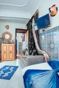 Ένα ή περισσότερα κρεβάτια σε δωμάτιο στο DAR CHEFCHAOUEN