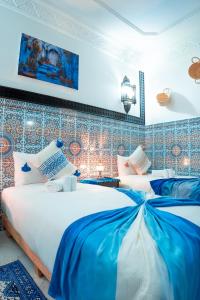Ένα ή περισσότερα κρεβάτια σε δωμάτιο στο DAR CHEFCHAOUEN