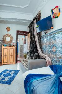 Ένα ή περισσότερα κρεβάτια σε δωμάτιο στο DAR CHEFCHAOUEN